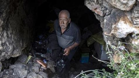 M­e­r­s­i­n­­d­e­ ­y­a­ş­l­ı­ ­a­d­a­m­ ­1­5­ ­y­ı­l­d­ı­r­ ­m­a­ğ­a­r­a­d­a­ ­y­a­ş­ı­y­o­r­